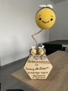 Figurka wykonana z włóczki oraz drewna wykonana przez członków Klubu Seniora w Sypniewie